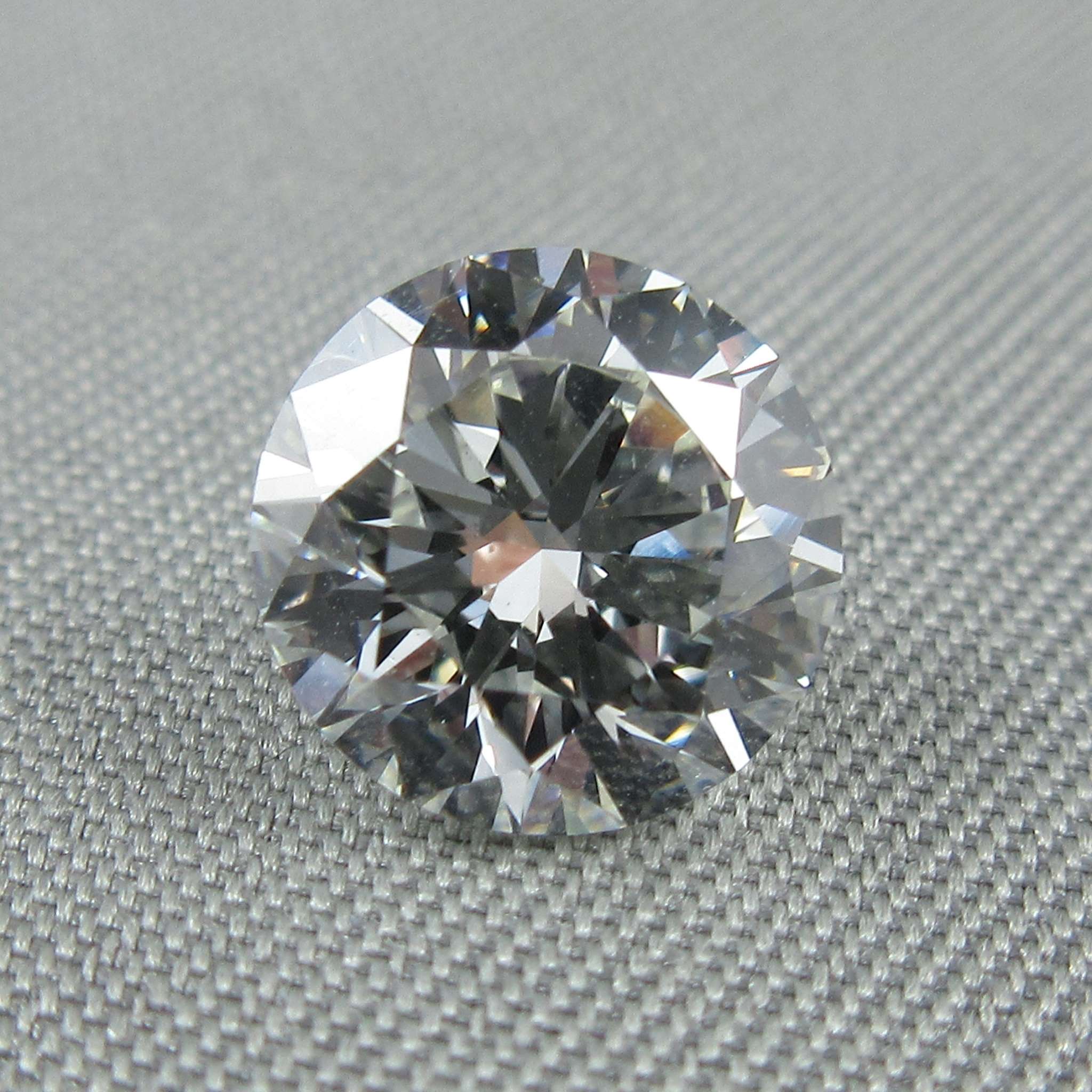 Minéral Imitant Le Diamant Sur Certains Bijoux