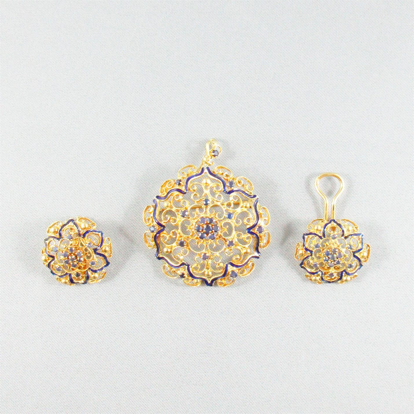 18K yellow gold blue sapphires brooch/pendant and earrings