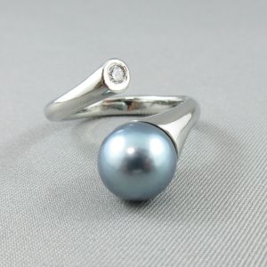 Bague, perle de Tahiti et diamant, 14K blanc