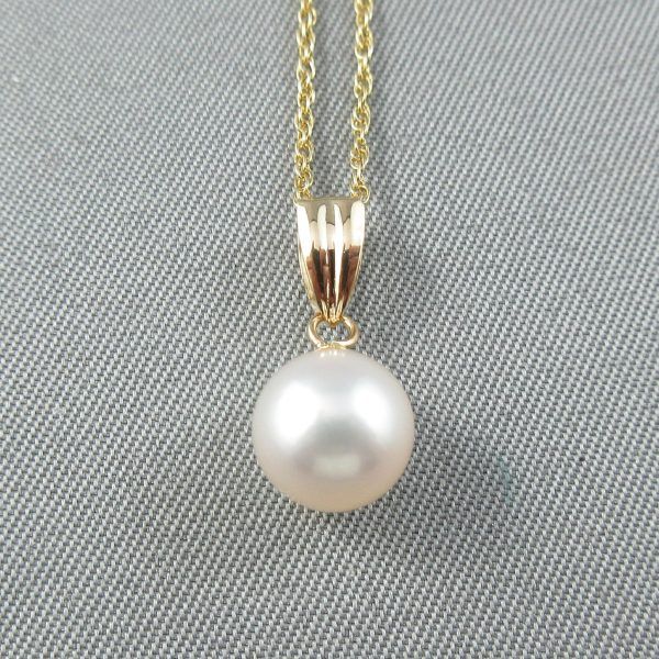 Akoya pearl, 18K yellow gold pendant