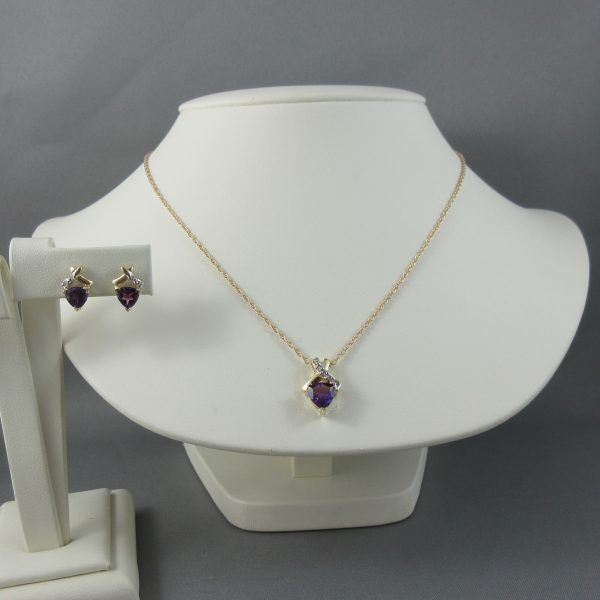 Amethysts and diamonds pendant, earrings and chain, 10K gold