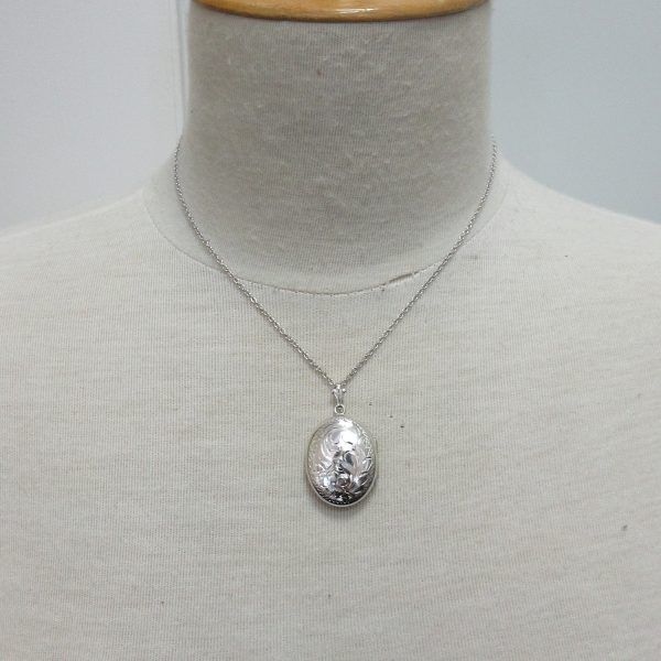 Silver locket pendant and chain - Image 4