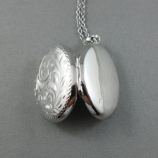 Silver locket pendant and chain - Image 5