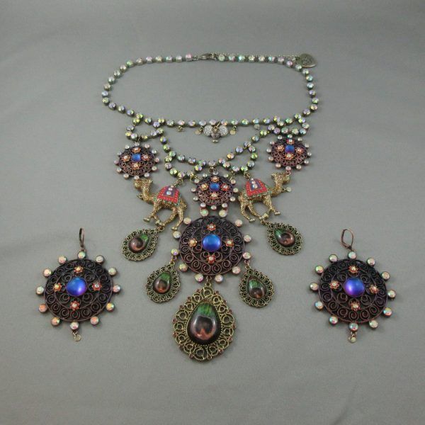 BETSEY JOHNSON, Moroccan camel necklace