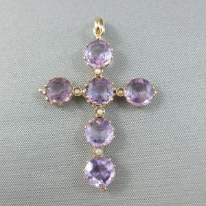 Amethyste and seed pearl, 18K yellow gold cross pendant