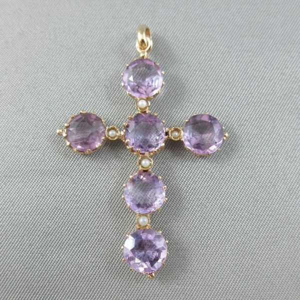 Croix, améthystes et perles fines, 18K jaune