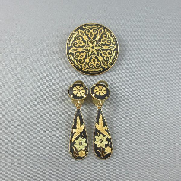 Broche et pendants d'oreilles, damasquinés