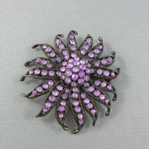 Broche, verroteries mauves