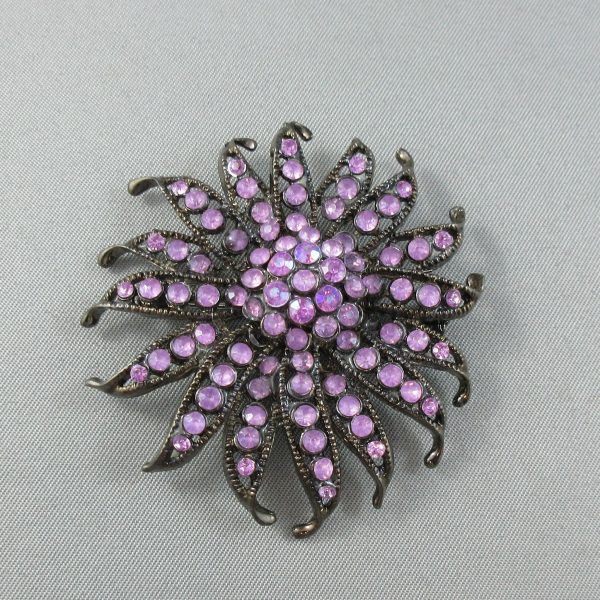 Broche, verroteries mauves