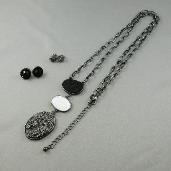 Necklace and 2 earrings