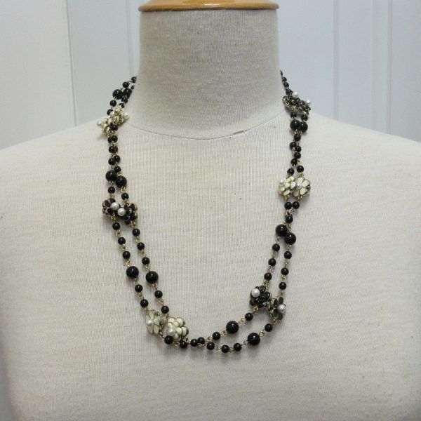 Long necklace and stud earrings, imitation pearls - Image 2